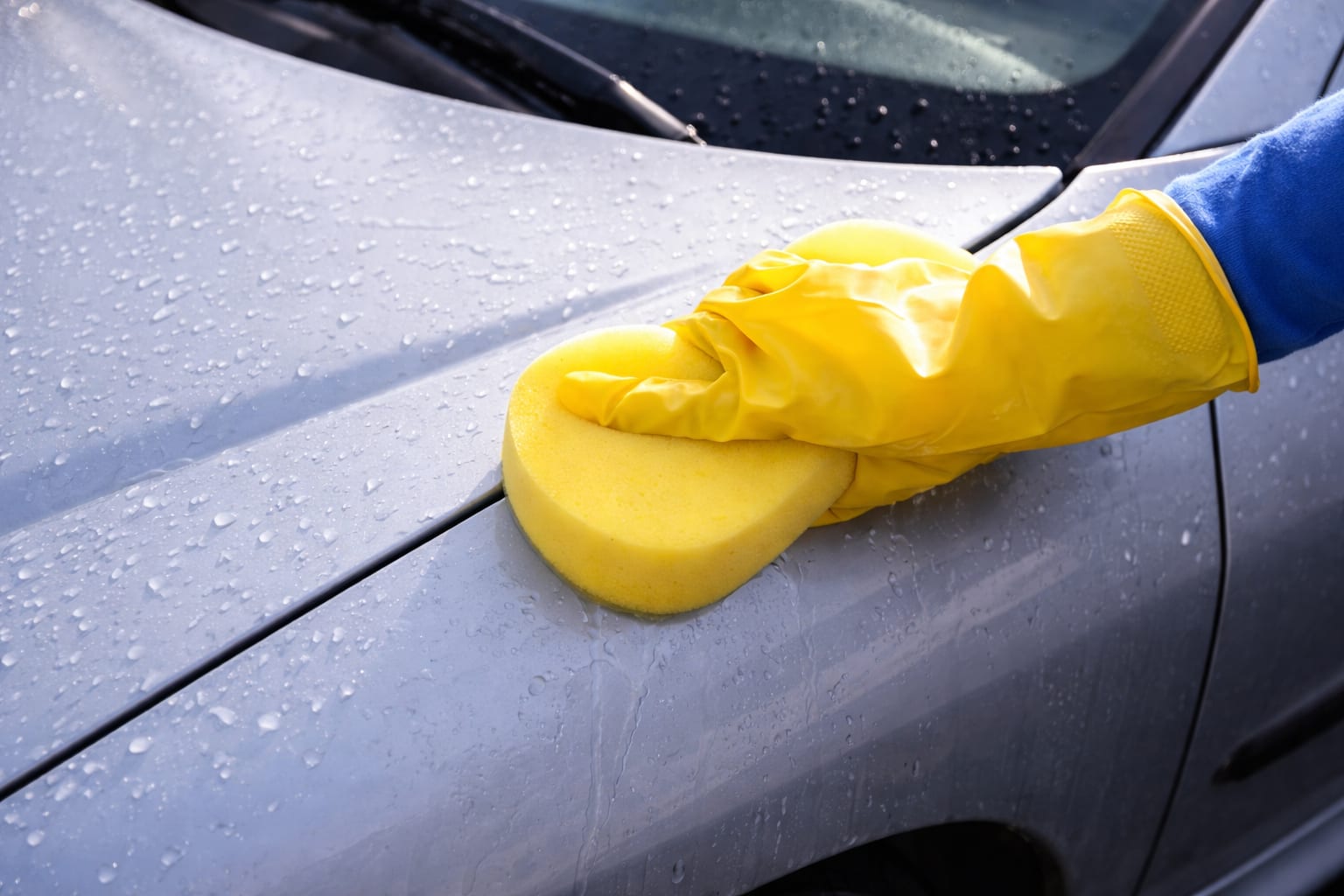 Amenzi de peste 2.000 de lei pentru spălarea vehiculelor și utilajelor pe domeniul public