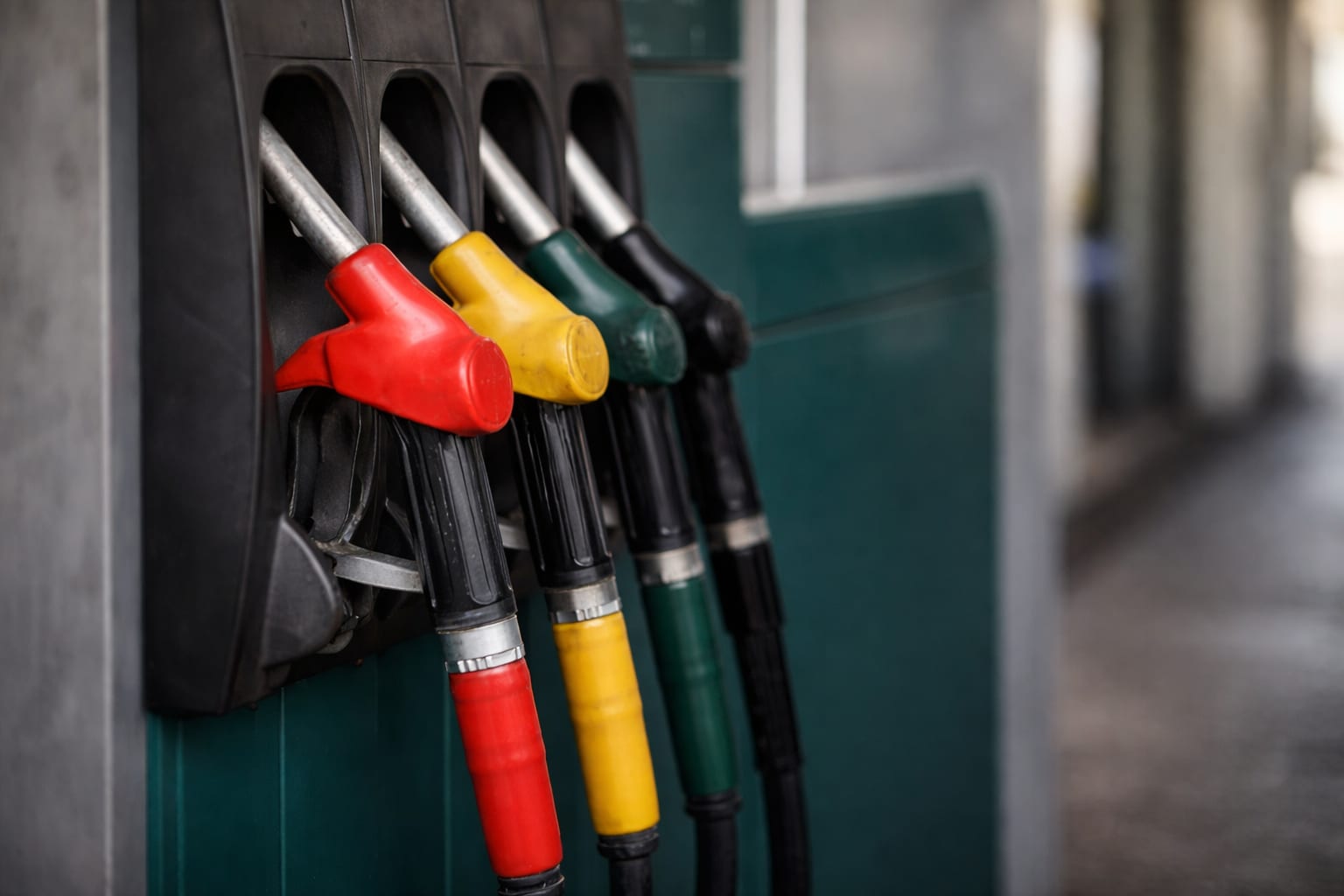 Motorina a depășit 10 lei pe litru, fostul ministru al Energiei cere controale la benzinării
