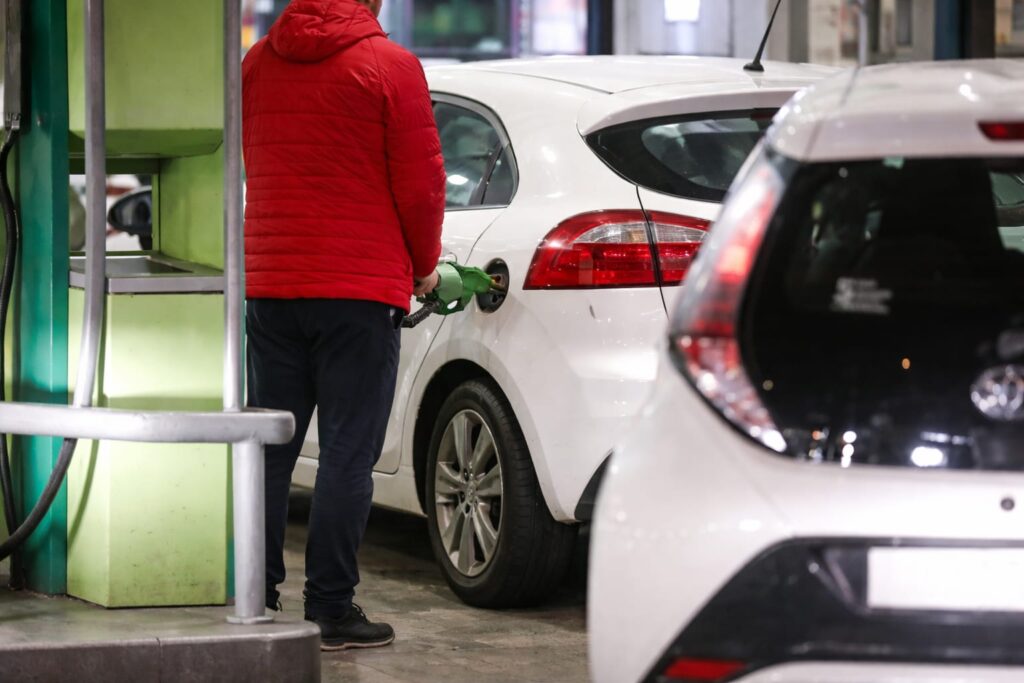 Motorina s-a ieftinit cu 68 de bani pe litru după reducerea accizei