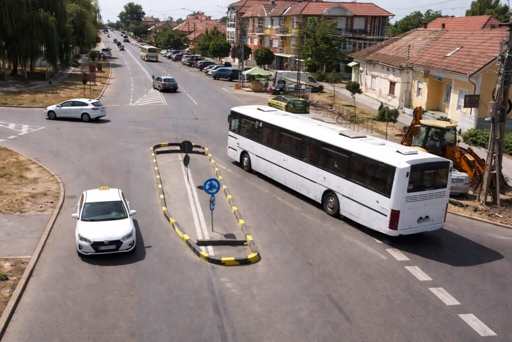 Noul sens giratoriu din Carei blochează camioanele cu manevre multiple