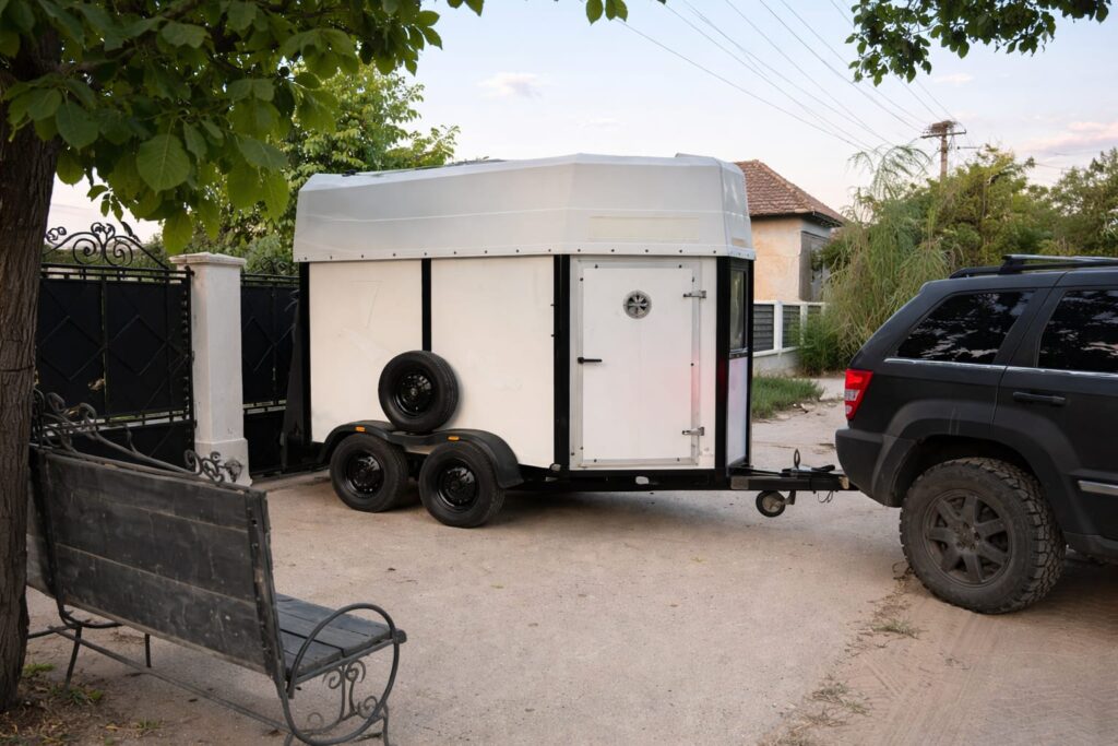 O asociație pentru salvarea cailor a achiziționat un vehicul specializat de transport
