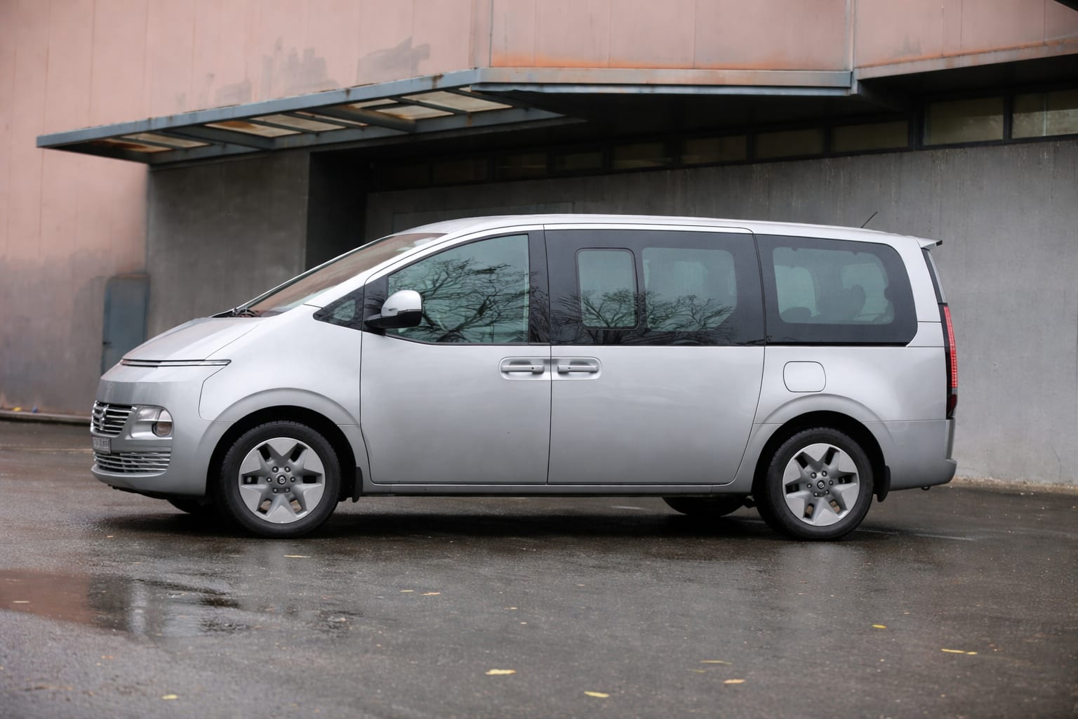Prefectura Brăila achiziționează un vehicul hibrid de 9 locuri pentru un proiect de mediu