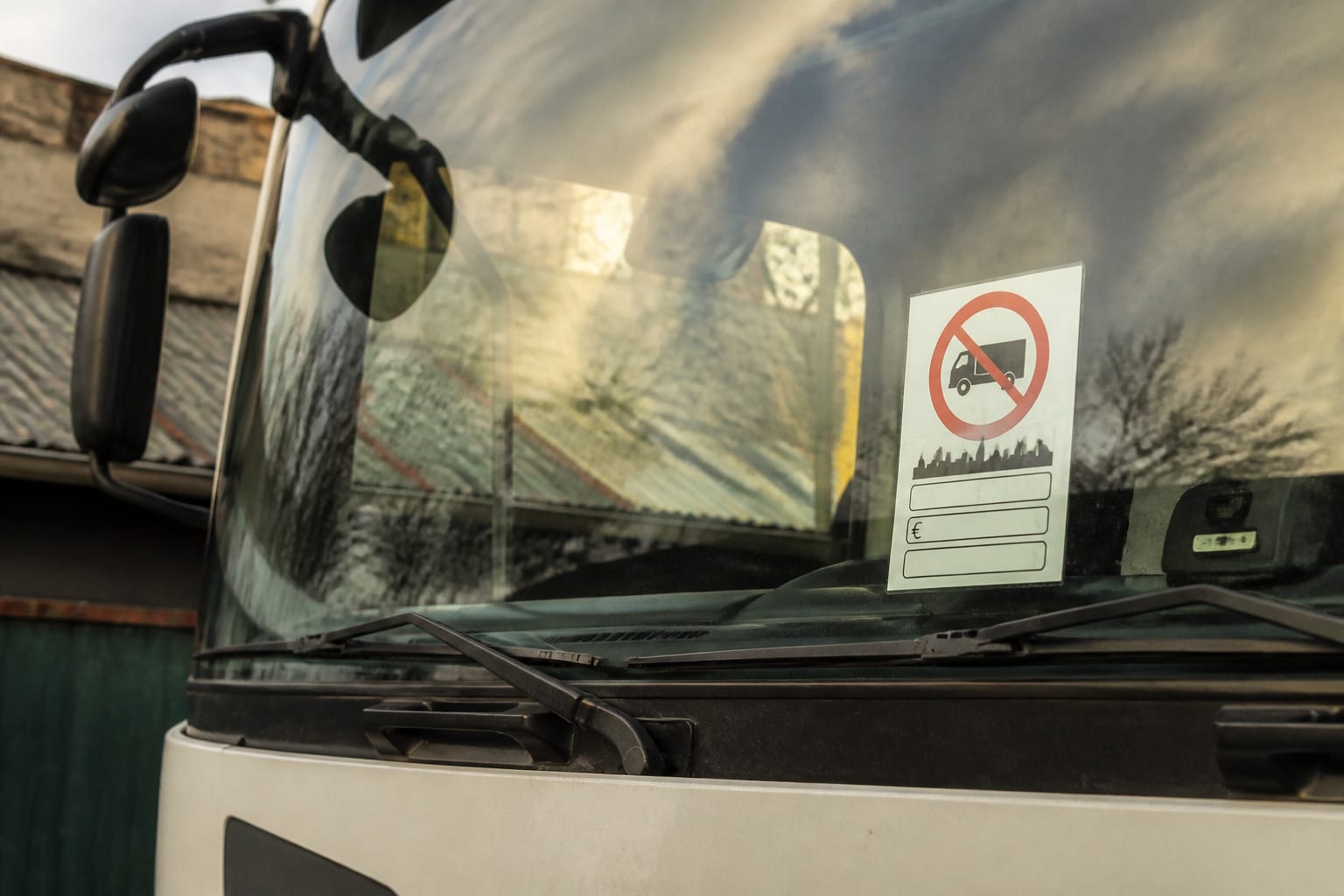 Transportatorii care intră fără autorizație în București riscă amenzi duble, în timp ce taxele pentru accesul legal scad