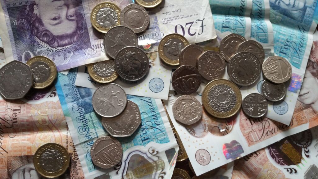 Încrederea consumatorilor britanici urcă a treia lună la rând, dar achizițiile mari pierd un punct