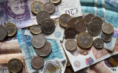 Încrederea consumatorilor britanici urcă a treia lună la rând, dar achizițiile mari pierd un punct