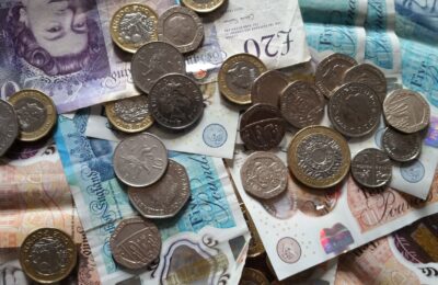 Încrederea consumatorilor britanici urcă a treia lună la rând, dar achizițiile mari pierd un punct