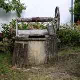 Fântână veche fără autorizație puț forat