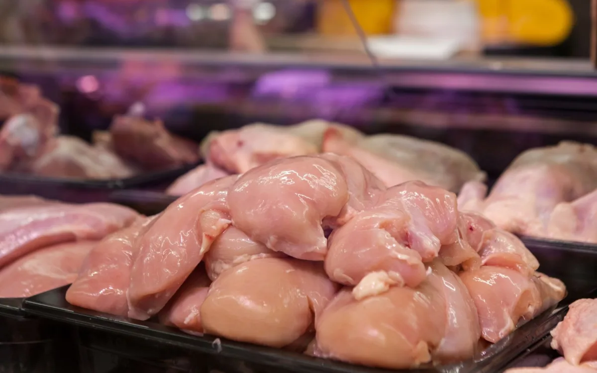 Carne de pasăre în galantar
