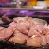 Carne de pasăre în galantar