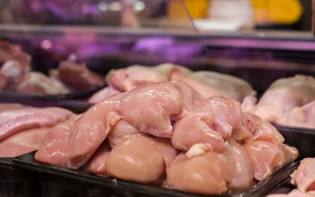 Carne de pasăre în galantar