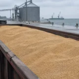 Vagoane încărcate cu cereale într-un terminal portuar pentru export