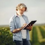 Fermier cu acte în câmp