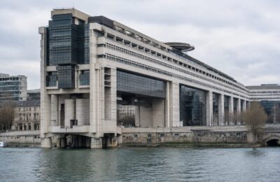 Datoria Franței este estimată la 122% din PIB anul viitor, pe fondul presiunilor asupra euro