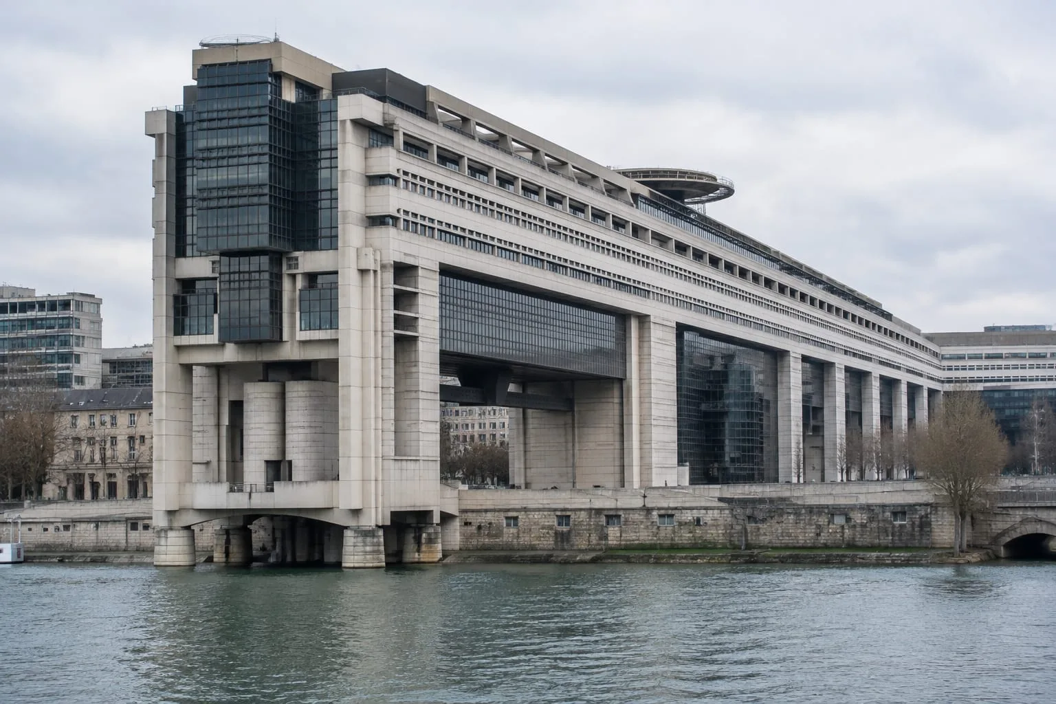 Sediul French pe malul Seine