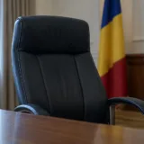 Birou gol cu steagul României după anunțarea unor demisii oficiale