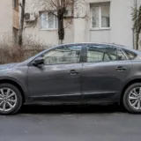 Mașină parcată pe stradă