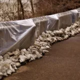 Baricadă din saci de nisip pentru protecție împotriva inundațiilor iminente