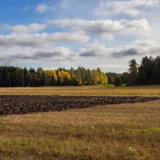 Lucrări agricole de toamnă pe câmp