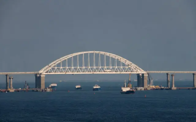 Nave cu cereale sub Crimean Bridge