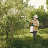 Persoană respectând noile obligații pesticide