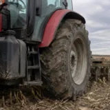 Utilaj agricol pregătit pentru lucrări în câmp după recoltarea culturilor