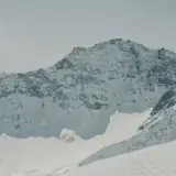 Vârfuri montane acoperite de zăpadă