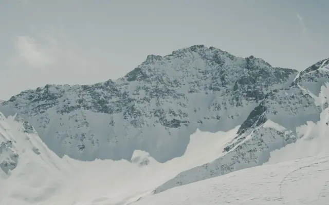 Vârfuri montane acoperite de zăpadă
