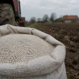 Sac cu îngrășăminte pe un câmp