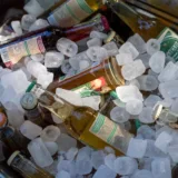 Sticle de țuică în gheață